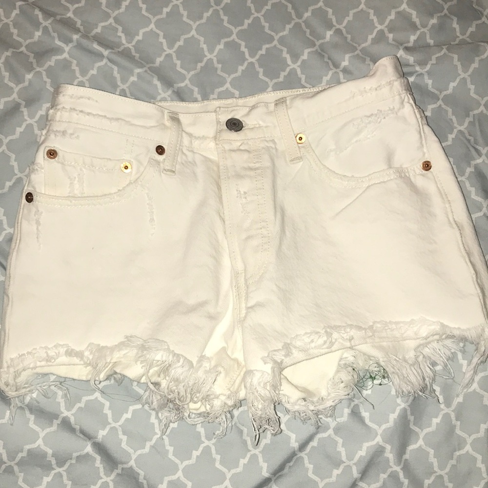 ❤️White distressed Levi shorts ❤️